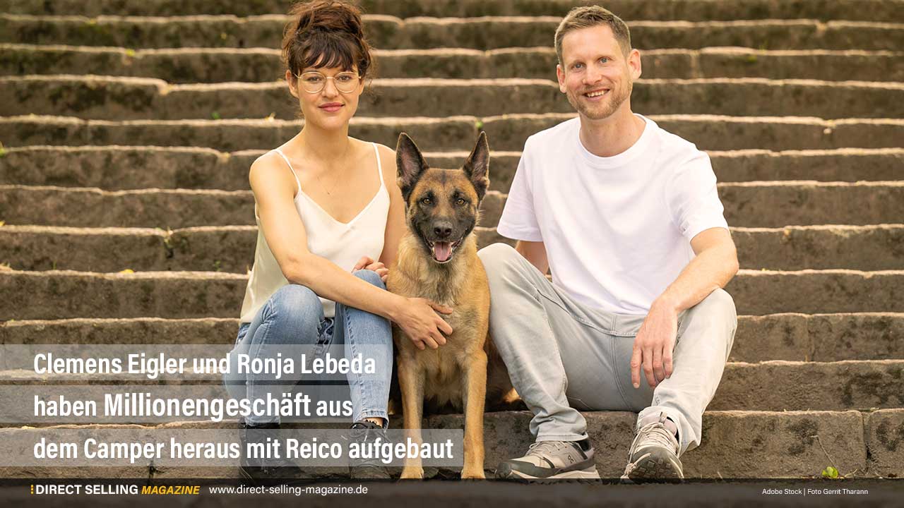 Artikelbild im Direct Selling Magazine: Clemens, Ronja und Mali auf einer Treppe