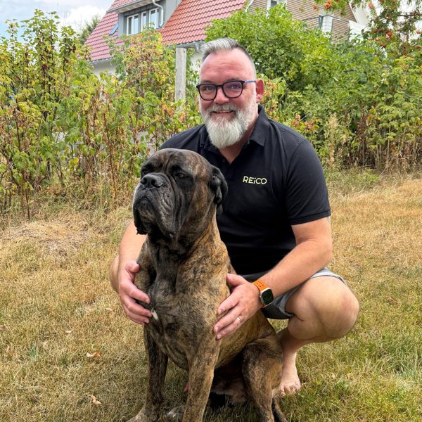Marcel mit seinem Hund im Garten